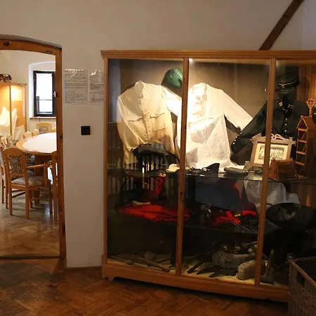 克罗佩克旅馆 *